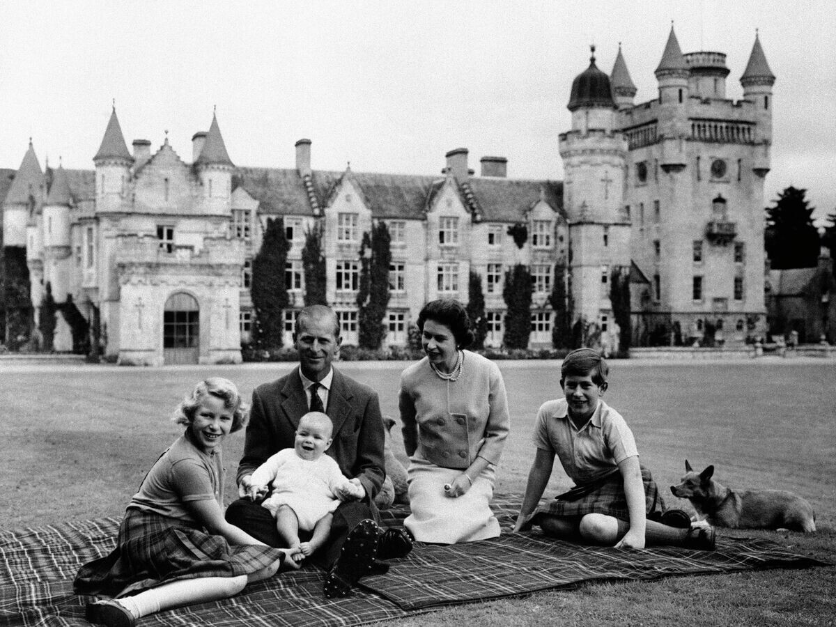    Королева Великобритании Елизавета II, герцог Эдинбургский и их детьми принц Чарльз, принцесса Анна и принц Эндрю | © AP Photo