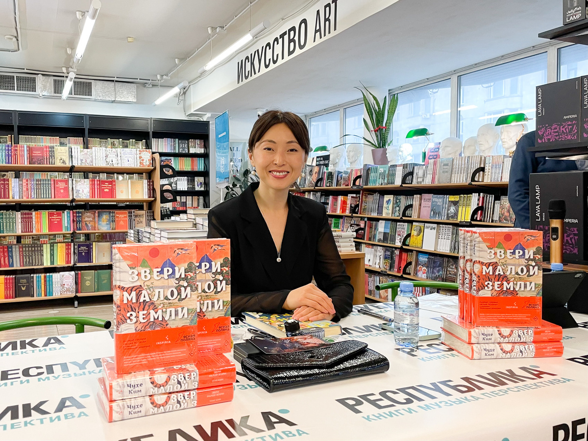 Ким Чухе на встрече с читателями в Москве в книжном магазине «Республика, 12 августа 2025.