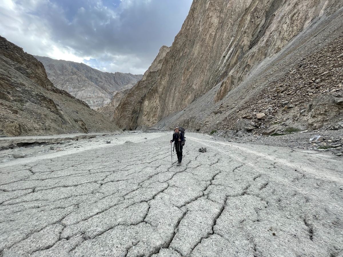 Я с рюкзаком в индийских Гималаях.