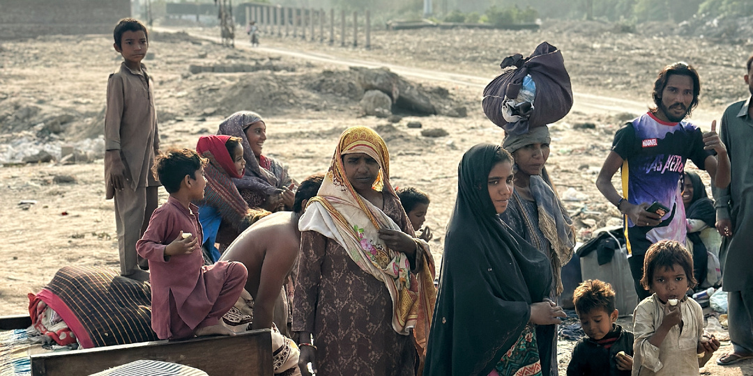 Люди остались без крыши над головой и живут под открытым небом в Пакистане. Мы побывали в лагере