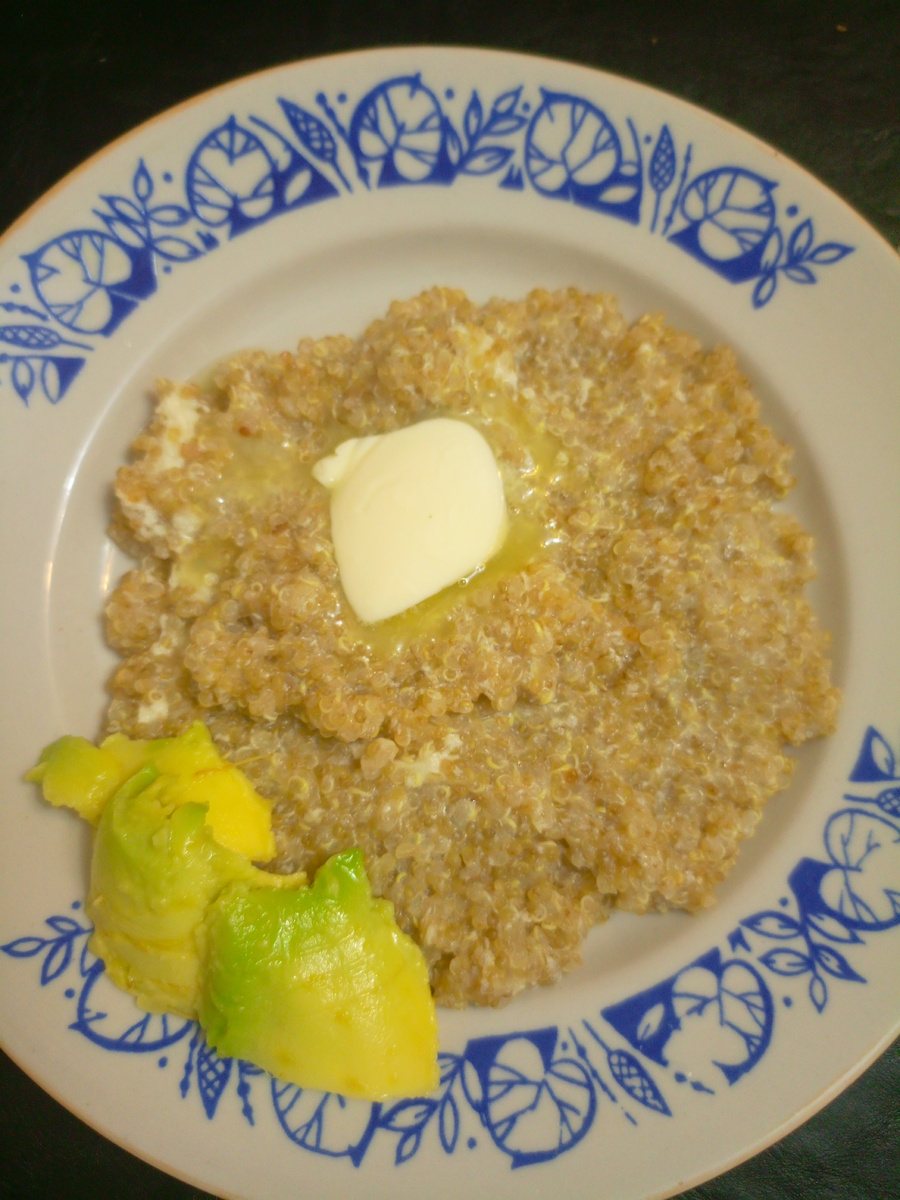 Киноа с маслом и с мякотью авокадо.