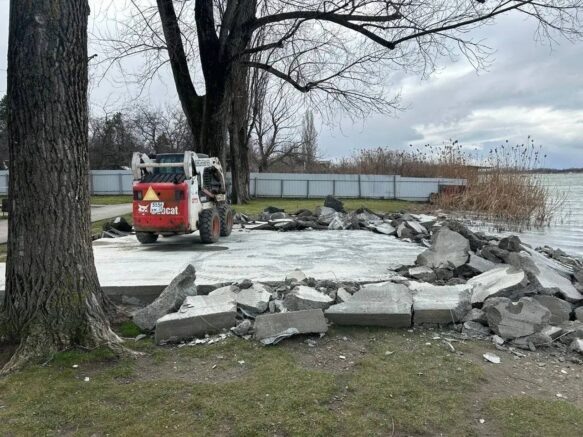    Демонтаж бетонной площадки на Старой Кубани. Фото: t.me/zhkhkrasnodar