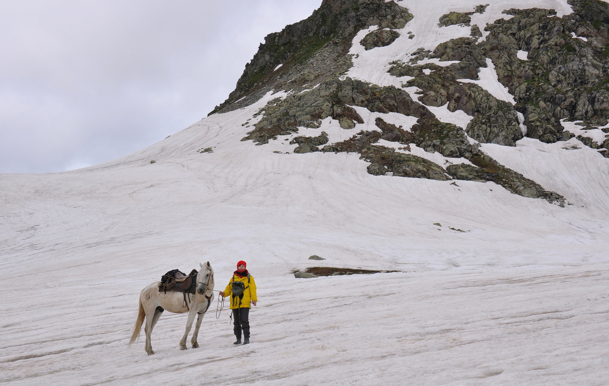Автор статьи на спуске с перевала Казинихинский к озеру Изумрудное. Катандинский участок Катунского биосферного заповедника. 