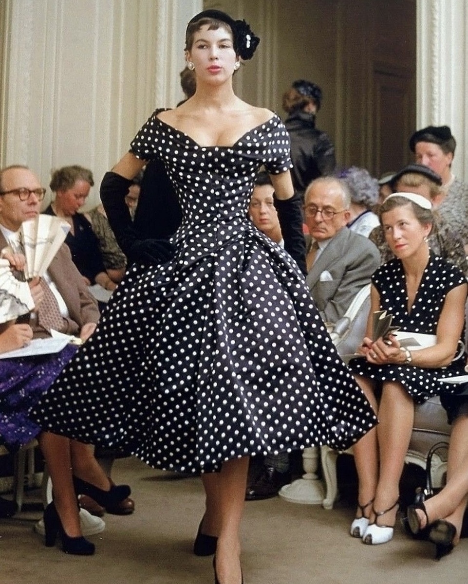 Модель на показе Christian Dior Collection Haute Couture F/W 1954-55