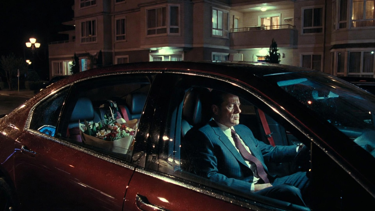 Он привёз цветы, продукты и зарплату. Себя он привезти забыл. 