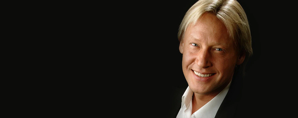 Дмитрий Вадимович Харатьян — советский и российский актёр театра, кино, телевидения, озвучивания и дубляжа, телеведущий, кинопродюсер.