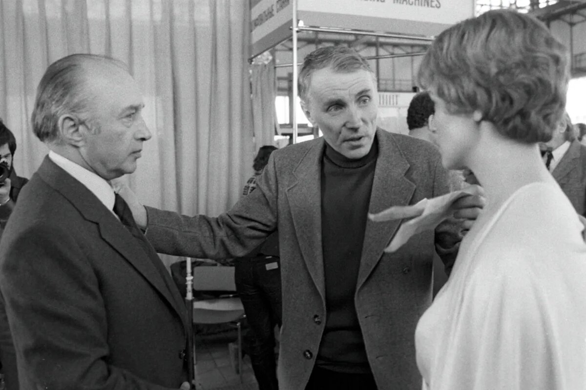 Александр Серый (в центре)