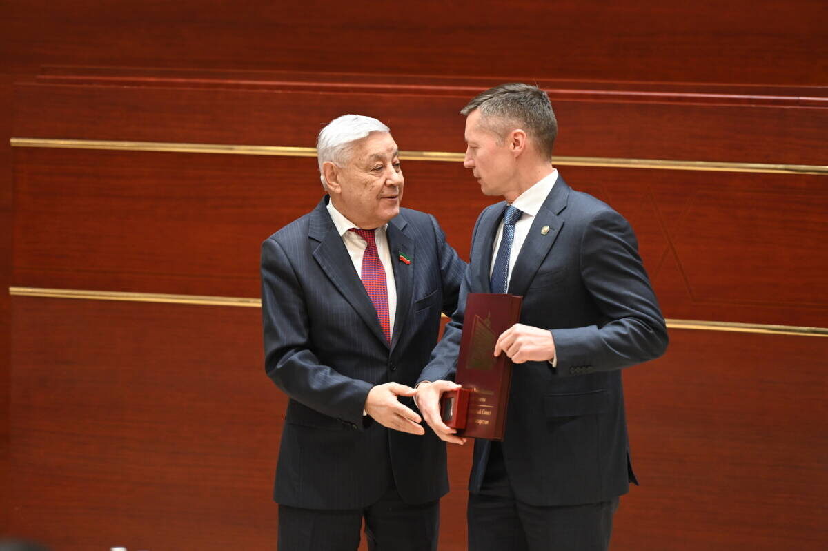 Фарид Мухаметшин вручил экс-депутату Азату Зиганшину благодарственное письмо Председателя Государственного Совета ТатарстанаФото: gossov.tatarstan.ru