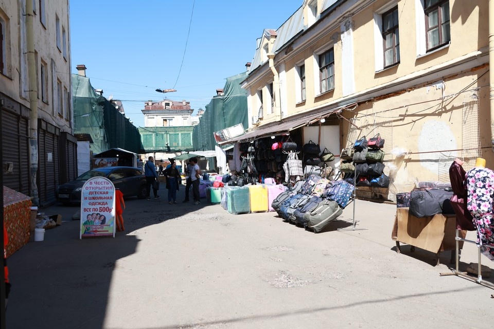    Специалисты провели рейд в Апраксином дворе и на Васильевском острове. Вероника ОВСЯННИКОВА