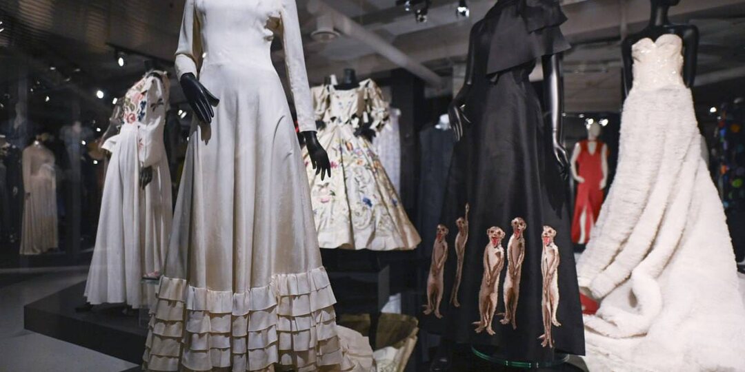 Эрмитаж научит читать код петербургской моды на специальных экскурсиях