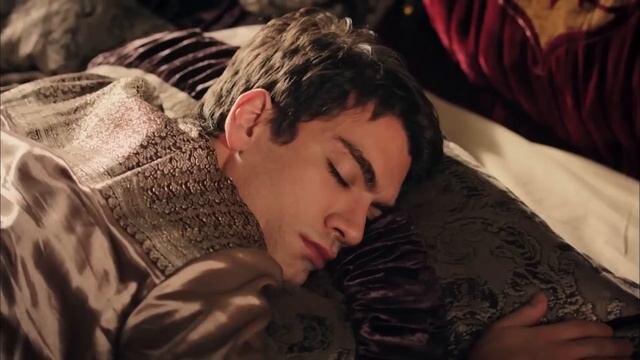 Его лицо, обычно сияющее юношеской энергией, было бледным, губы посинели, а дыхание стало прерывистым.