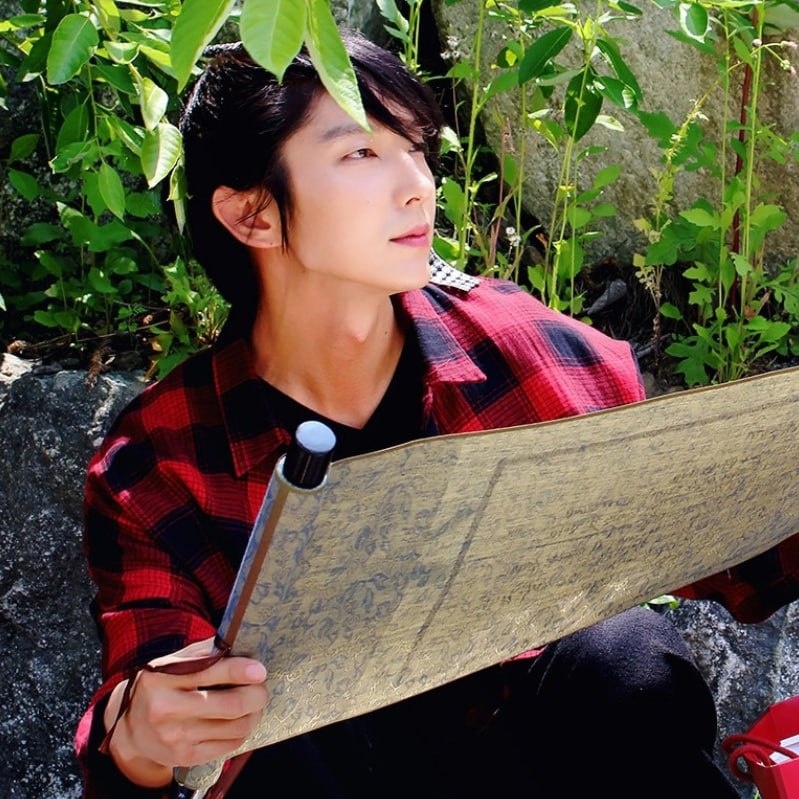 Вы не смотрите на этот фолиант - у него и телефончик имеется. Нет, ну согласитесь, с помощью таких свитков неудобно же... Но в то же время - информация. Получаешь такую "смс-ку", разворачиваешь, читаешь, отвечаешь (каллиграфически, между прочим), отправляешь обратно... Вместе с гонцом... 