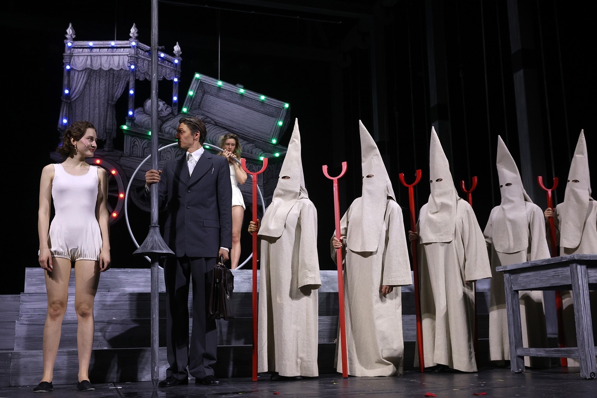    Больше всего спектакль удивляет актерским ансамблем, который разыгрывает все словно по нотам/Сергей Куксин/ РГ