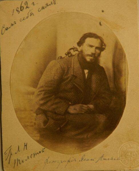 Лев Толстой, 1862 год. Автопортрет с подписью «Сам себя снялъ» в левом углу.