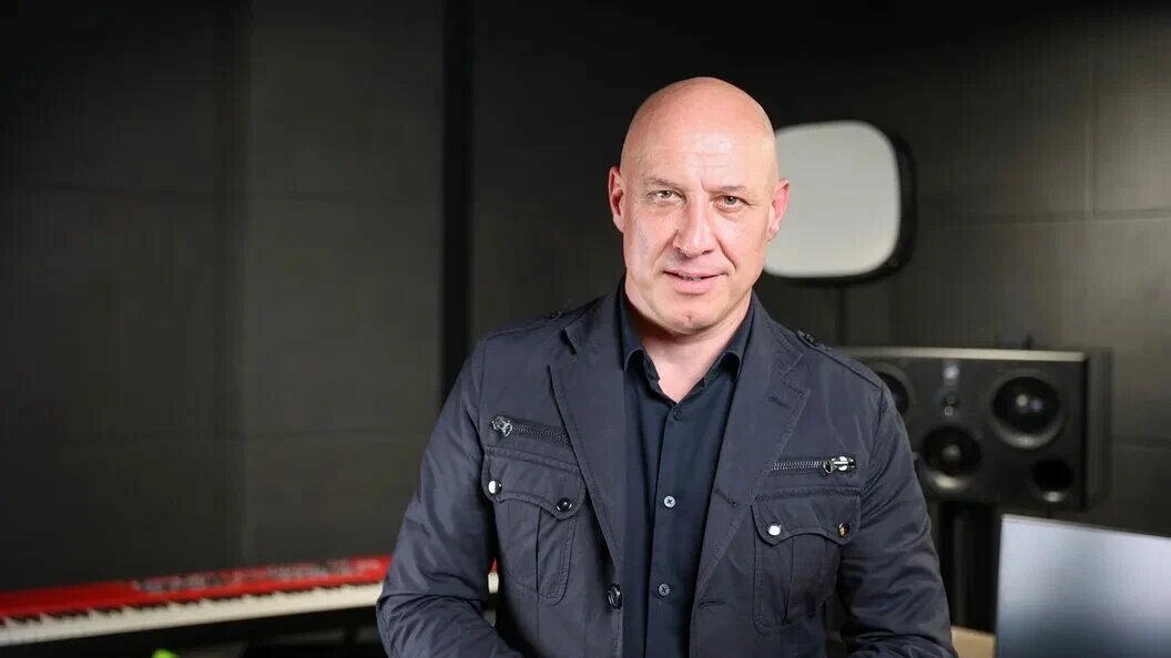 Денис Васильевич Майданов — российский певец, автор-исполнитель песен, композитор, поэт, актёр, музыкальный продюсер.