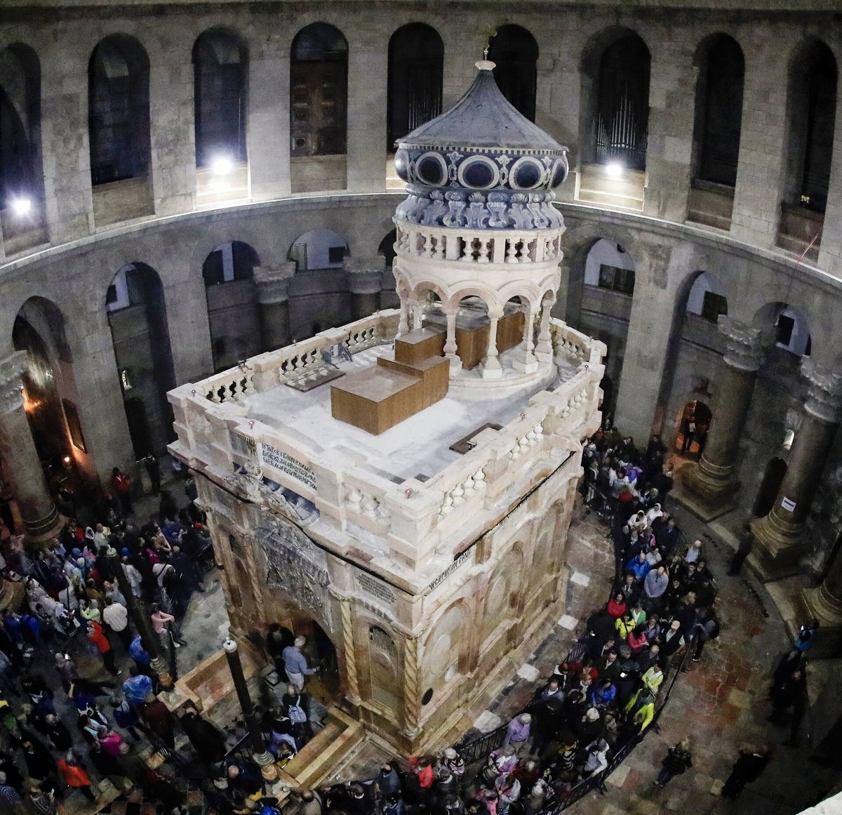 Кувуклия Храма Гроба Господня, где зажигается благодатный огонь