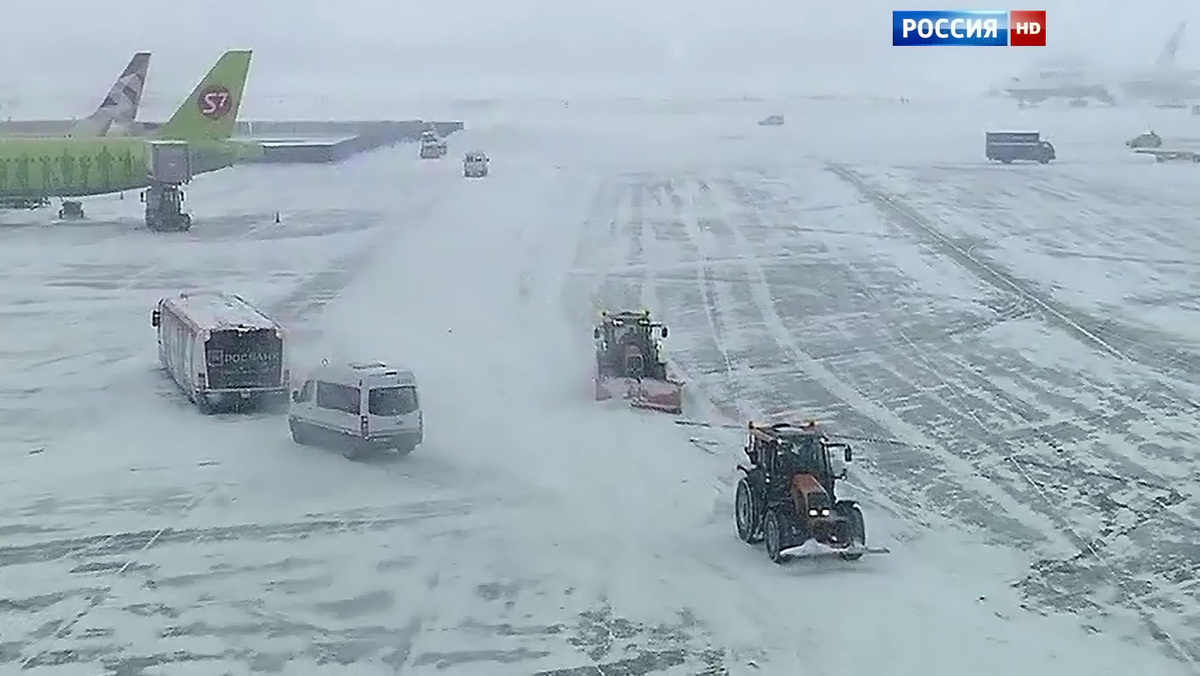    HD погода мороз снегопад аэропорт самолет S7 уборка снега