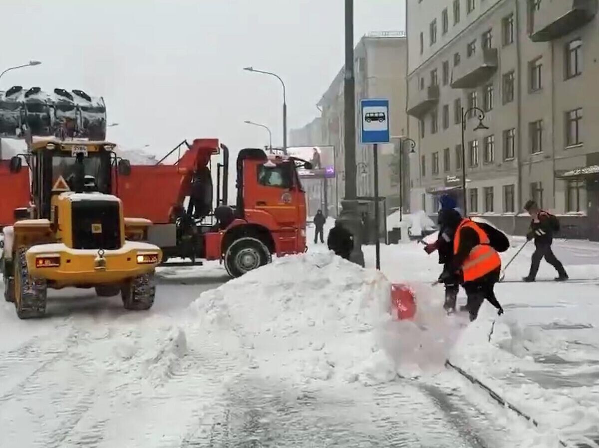    Городские службы ликвидируют последствия сильного снегопада | © РИА Новости