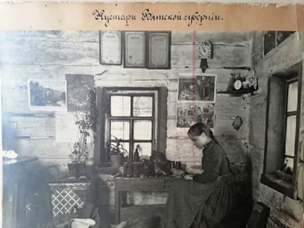 Кустари Вятской губернии. Овечкина Анна Филипповна. Башмачница. Вятский уезд, село Макарьевское, Макарьевской волости. Из фондов КОКМ имени П.В. Алабина