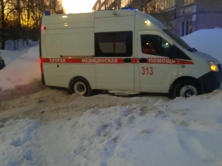 В Новочебоксарске скорая не смогла подехать к подъезду из-за неубранного снега