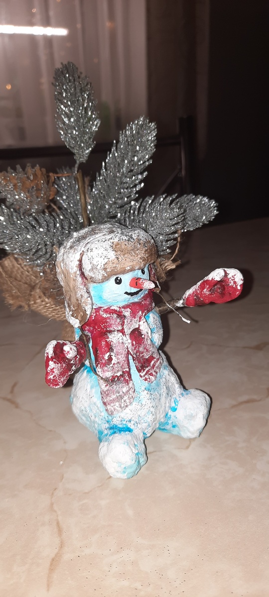 Вживую выглядит лучше, чем на фото - блестит и краски не такие ядовитые.