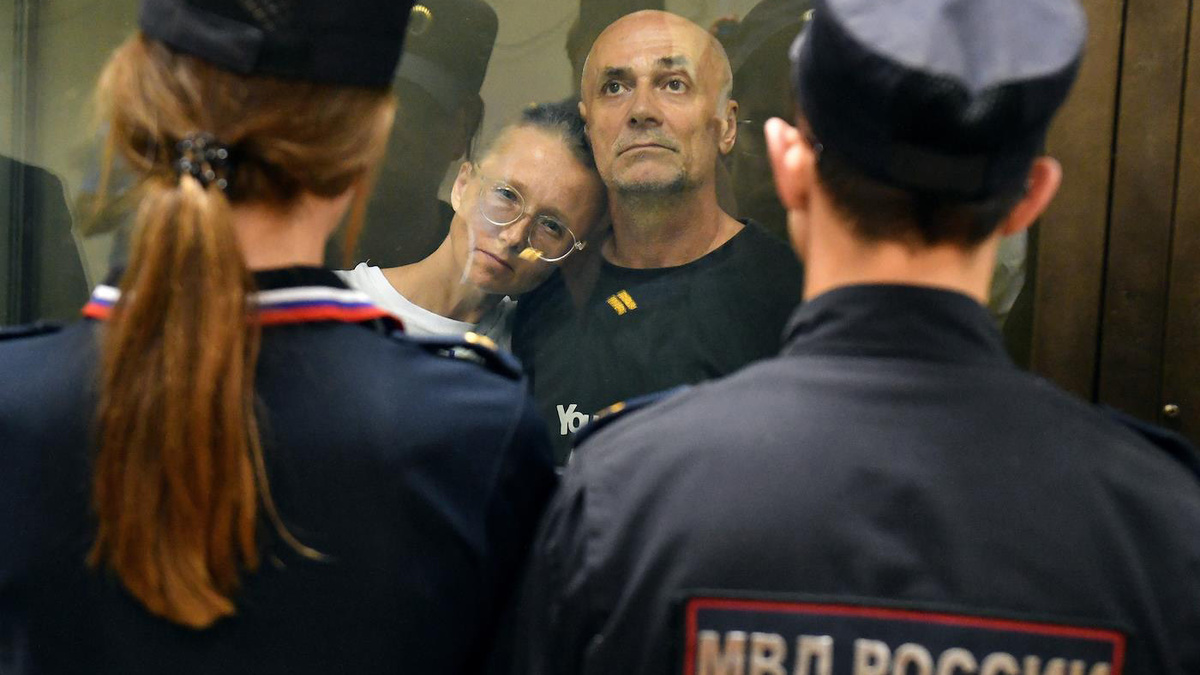   Андрей Бок / Коммерсантъ- Архивное фото. Художники Александр Доценко (в центре, справа) и Анастасия Дюдяева (в центре, слева) во время заседания суда