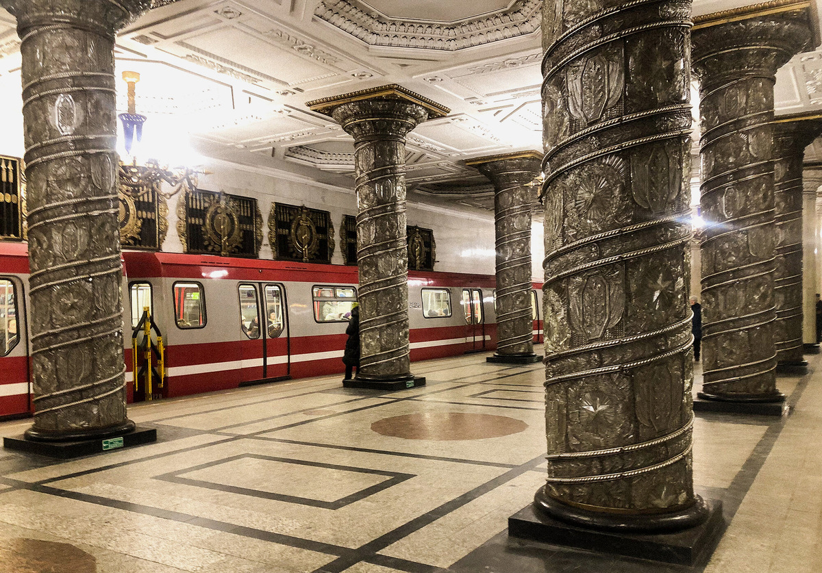 Самой красивой станцией питерского метро считается «Автово». Этот подземный зал украшают 16 колонн, которые облицованы хрусталём с барельефами. На них видны звёзды, знамёна и другие рисунки. Фото: Дарья Желтенко