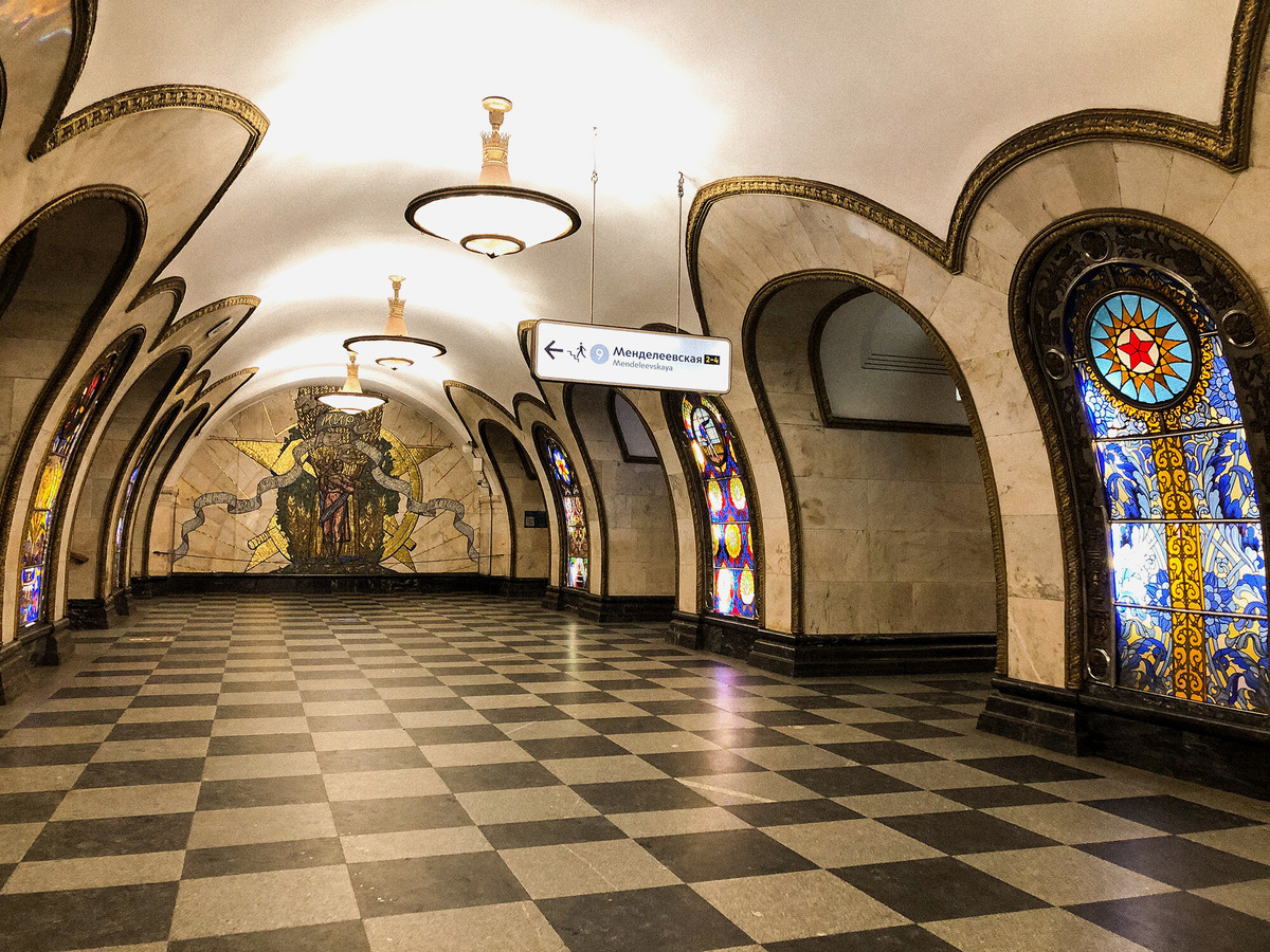 Интересный факт: если ехать в Московском метрополитене в сторону центра, станции будет объявлять мужской голос, а в обратном направлении — женский. Фото: Дарья Желтенко