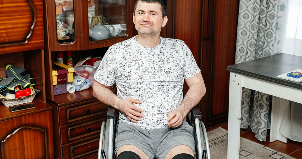 В 37 лет Саша учится ходить