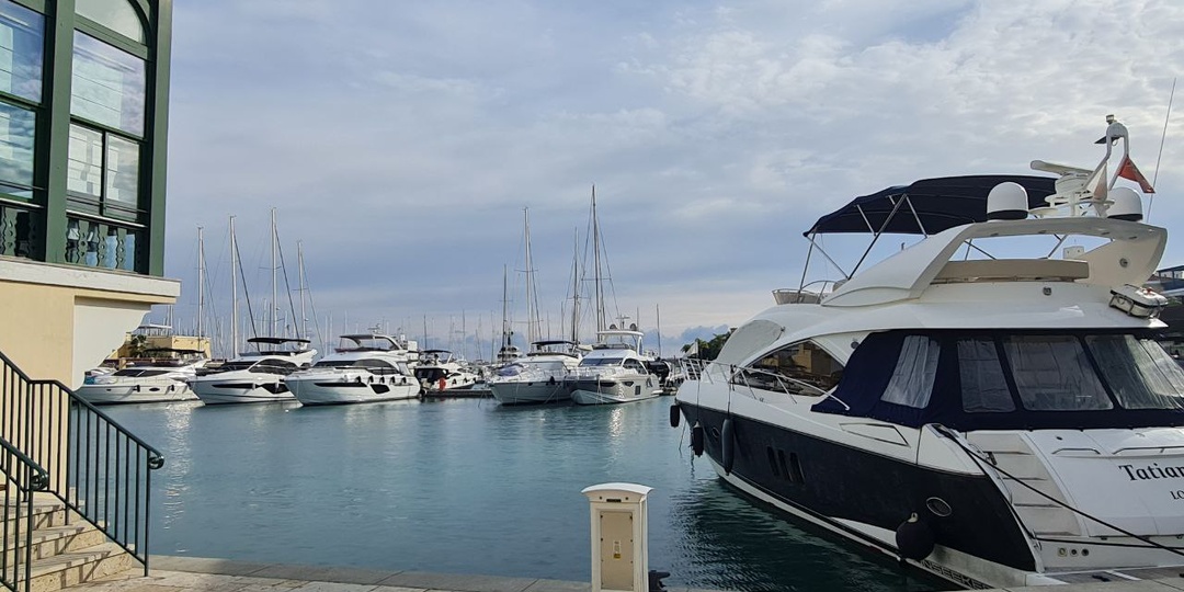 Если Вы — красивая тётка, и из того поколения, которое "Вы" в единственном числе с большой буквы пишет, и даже если вам «за дцать», вас