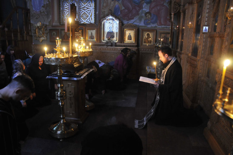 Великопостное богослужение. Храм в чёрном облачении