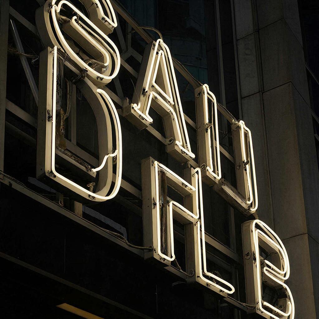 Вот она, деталь, которая запустила механизм судебной машины. Казалось бы — просто буквы на стене...

