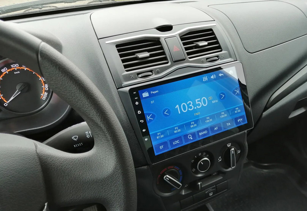 Салон «Гранты» с планшетом на месте магнитолы, фото из открытых источников