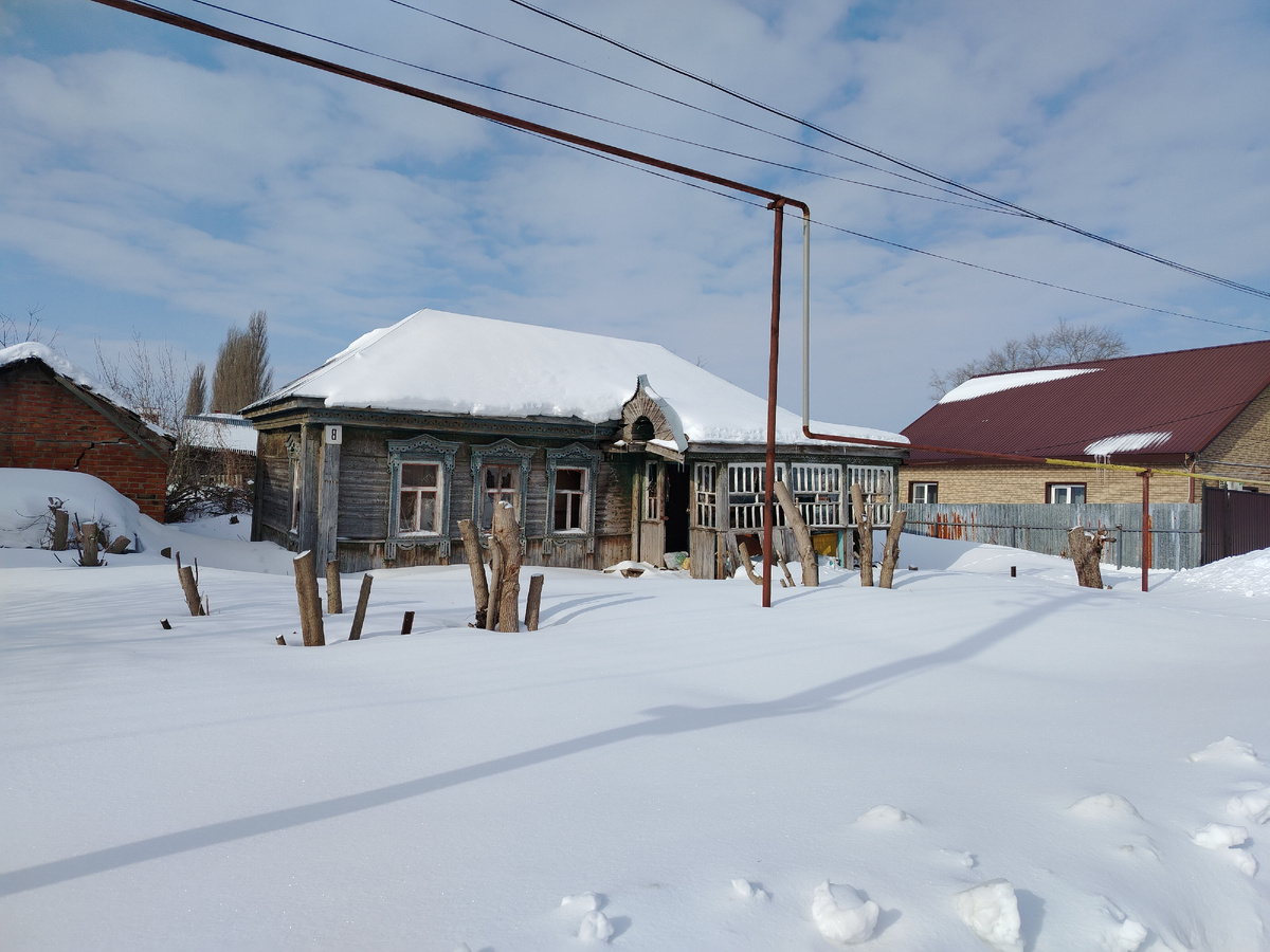 Заброшенный дом с резными наличниками и входом-солнцем на сенцах. 