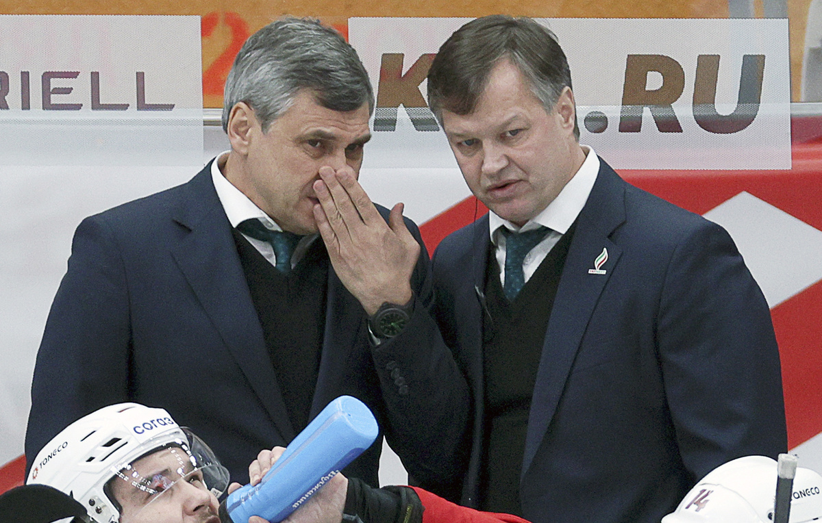    Главный тренер минского "Динамо" Дмитрий Квартальнов и Игорь Горбенко  Гавриил Григоров/ТАСС