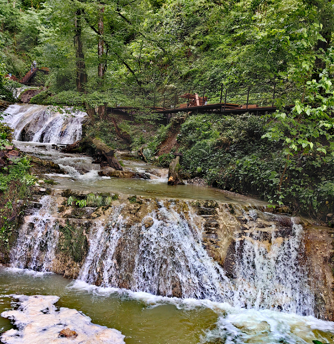 Экскурсия 33 водопада из Лазаревского — каскад водных ступеней осенью