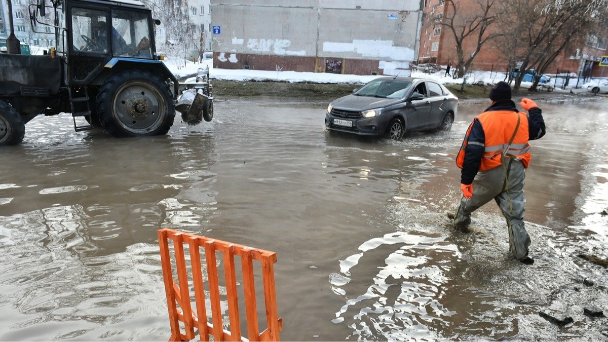 Сотрудники аварийных служб на месте прорыва магистральной теплотрассы в Новосибирске, 11 января 2024 года. 