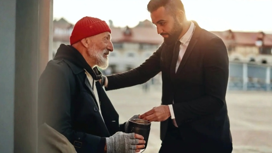 В морозный день на трассе Сергей подобрал бездомного. А что произошло дальше поразило всех до глубины души