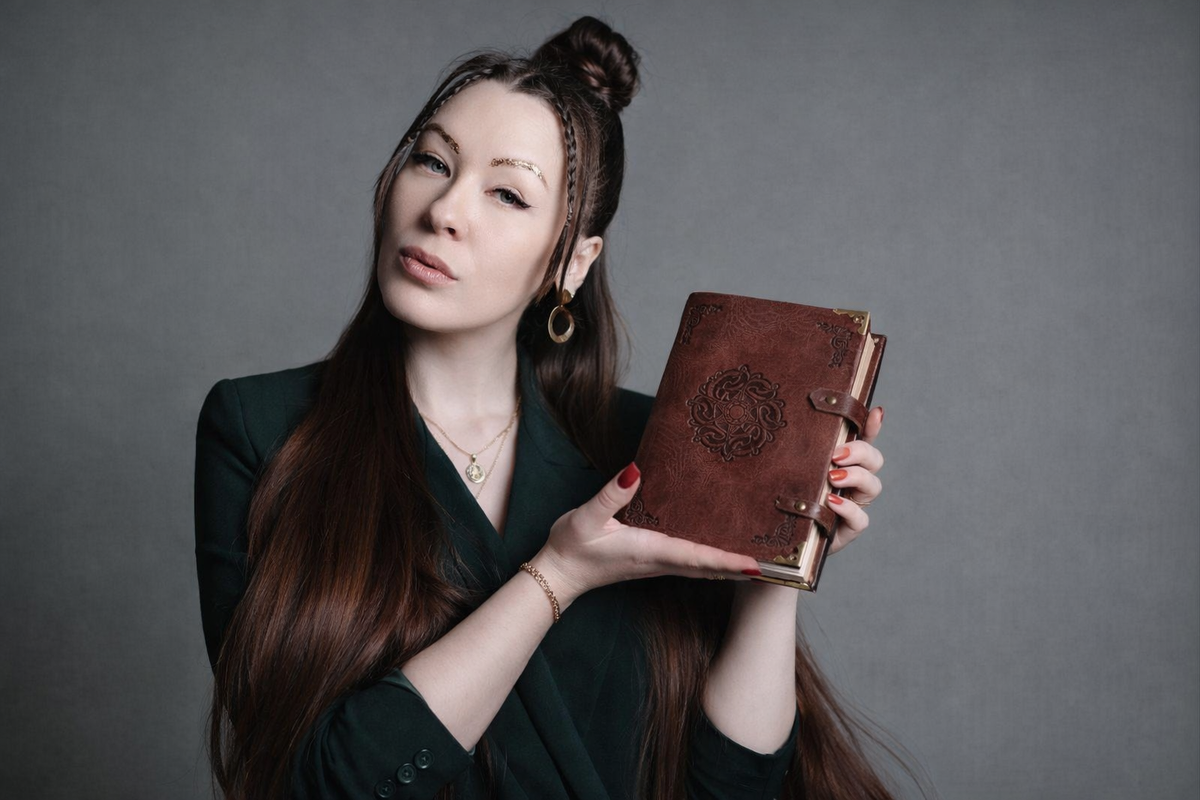 На фото авторский блокнот из натуральной кожи с Кельтским тиснением.