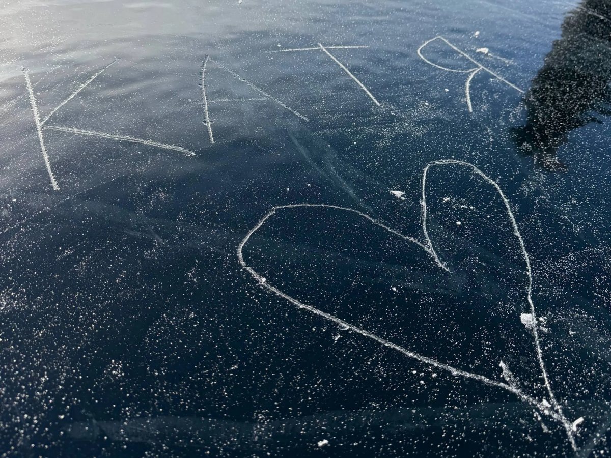    На льду SHAMAN вырезал имя своей супруги Екатерины Мизулиной