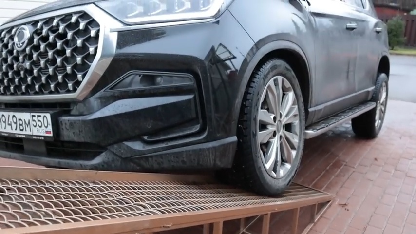 Чтобы замерить ходы подвесок мы специально сконструировали и сварили эту эстакаду, на которую будем заезжать одним колесом.