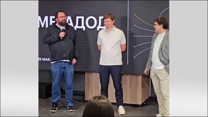    Глава Минцифры объясняет, что он не в трениках, а в брюках. Фото: Скрин ТГ-канала "Консервативный чат"