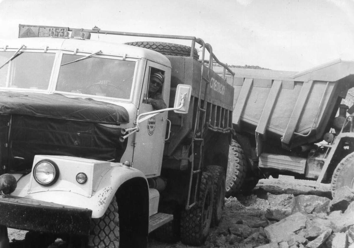 Фото автора. 80 годы двадцатого века. На отвале карьера трубки "Сытыканская". КрАЗ маслозаправщик.