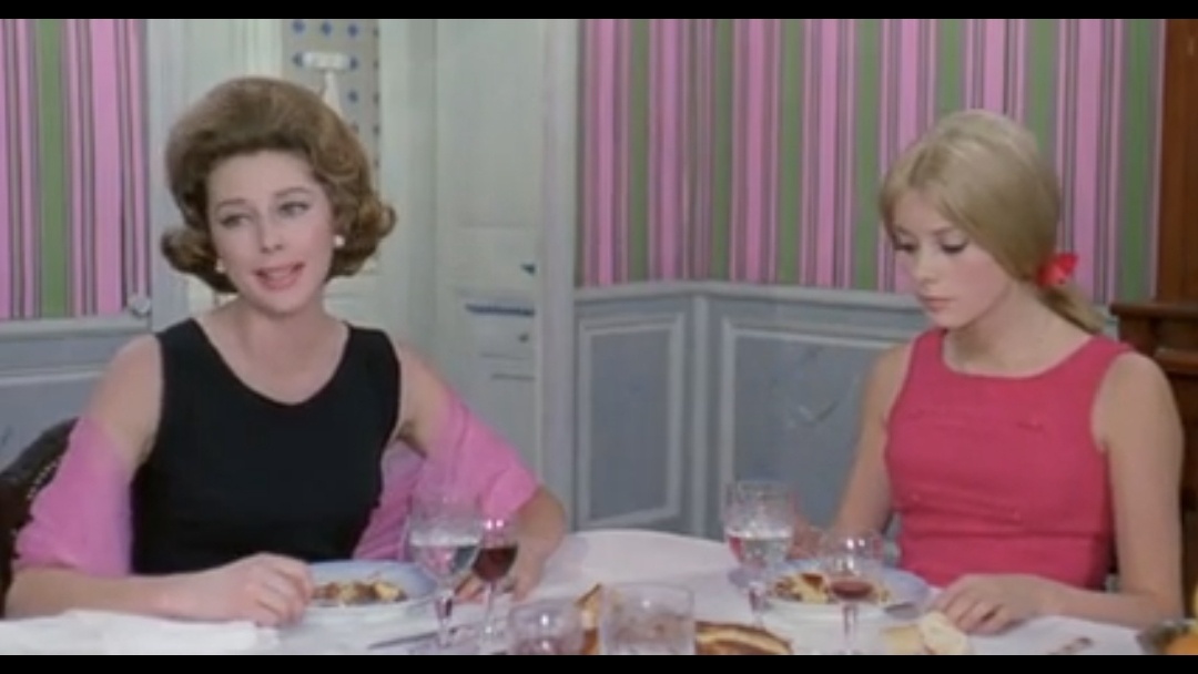 У героини весь фильм очи долу.