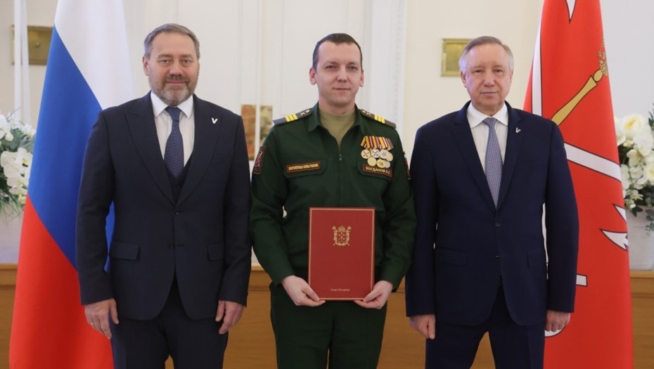    Вручение документов на новые квартиры нуждавшимся в улучшении жилищных условий ветеранам боевых действий Автор фото: Пресс-служба Смольного