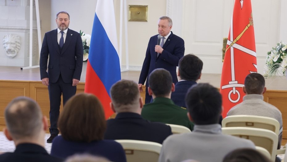    Вручение документов на новые квартиры нуждавшимся в улучшении жилищных условий ветеранам боевых действий Автор фото: Пресс-служба Смольного