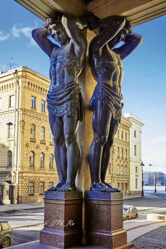 Петербургские Атланты у здания Нового Эрмитажа /фото с сайта https://fotokto.ru/