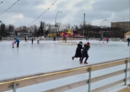    В Харькове в конце зимы и на фоне обстрелов отрывают каток под открытым небом