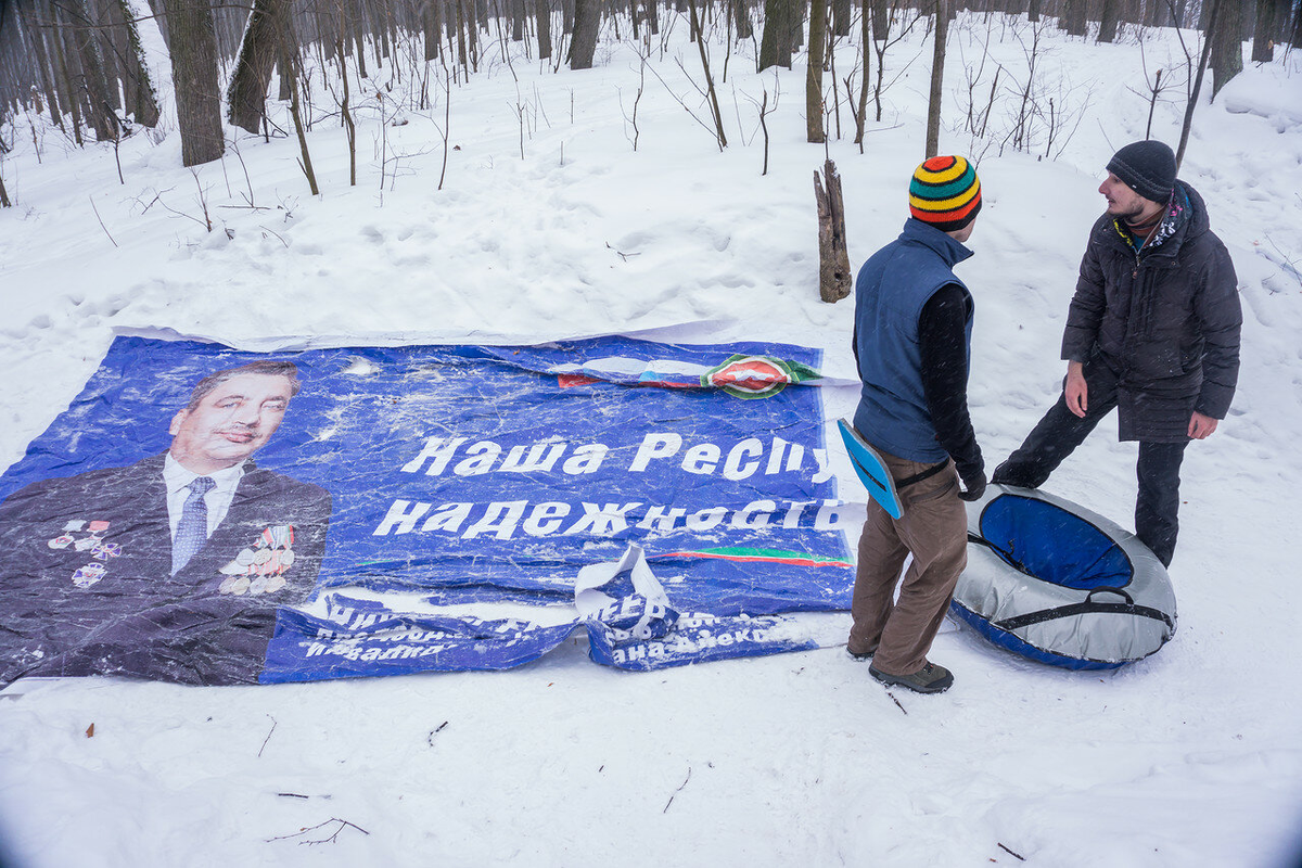 Фотографии того, как на этом катались нет, потому что этот баннер притащили васильевские дети на 771 км