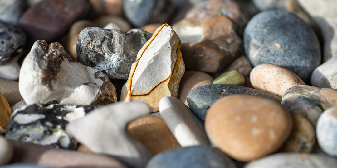 Пляжная геология. Что искать в гальке, чтобы собрать коллекцию за 1 отпуск.